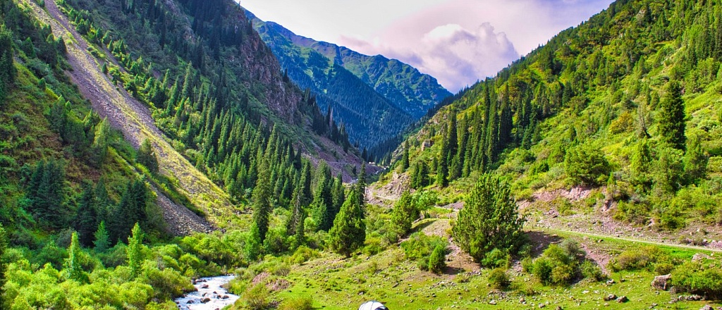 where-to-go-in-kyrgyzstan-in-summer-top-10-places-for-traveling-with-friends
