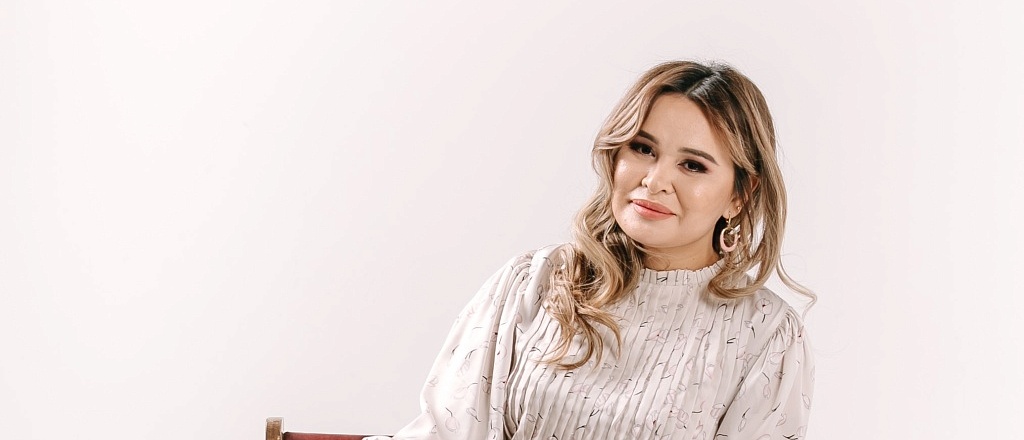 damel-mektepbaeva-ba-alar-men-reytingterge-mtylu-kez-nde-balalar-zhi-est-lmey-alady
