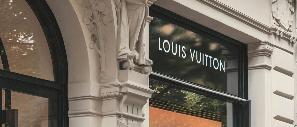 louis-vuitton-otkryl-magazin-v-forme-ogromnogo-laynera-v-shanhae