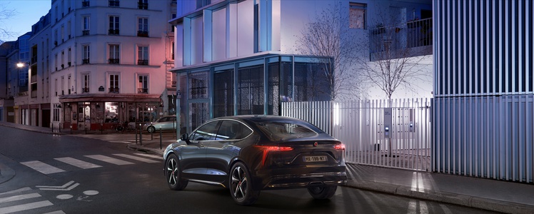 kompaniya-renault-predstavila-pervyy-elektrokar-dlya-taksi