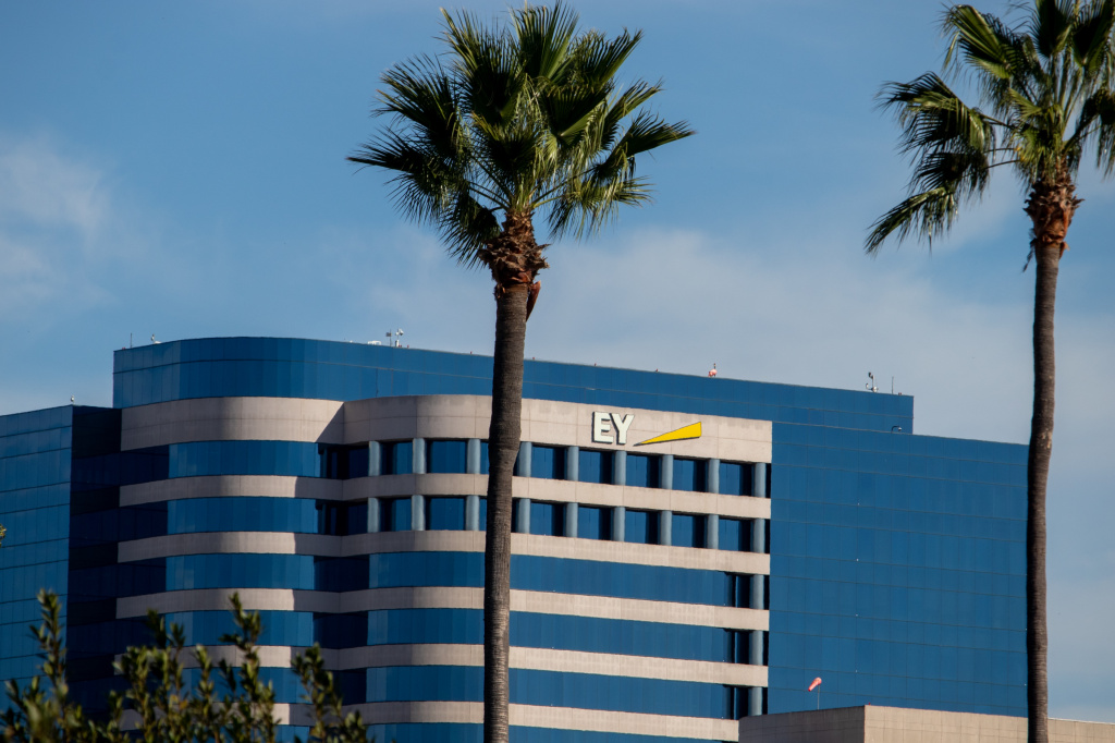 Ernst & Young Ernst & Young
