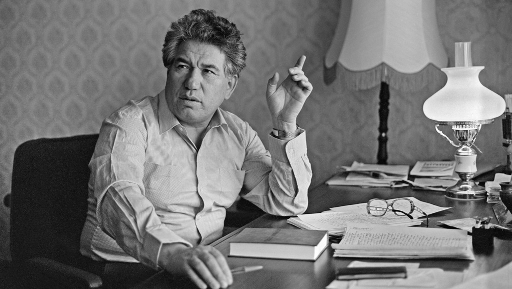Chingiz Aitmatov db9267bfbb8c419b49dfff9fca0a7590.jpeg