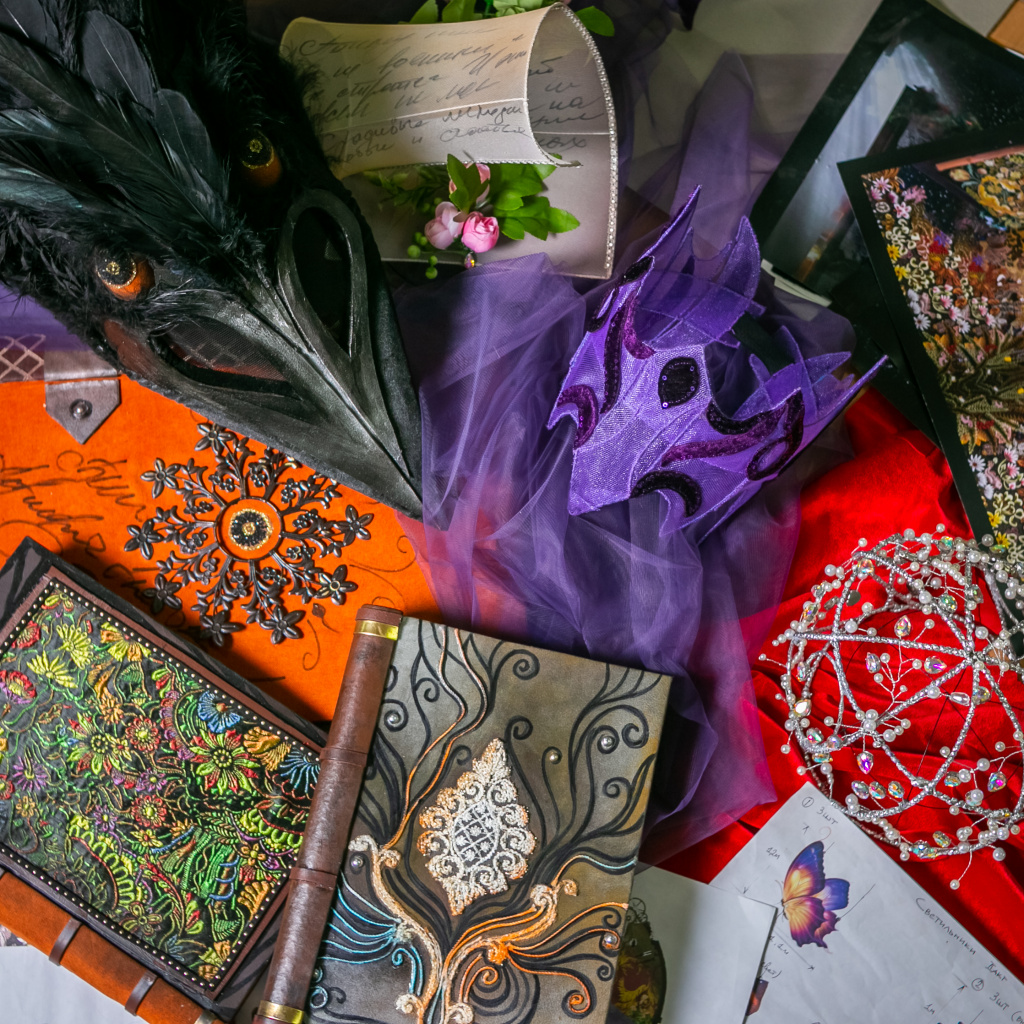 Готовый реквизит и головные уборы к балету.jpg Готовый реквизит и головные уборы к балету.jpg