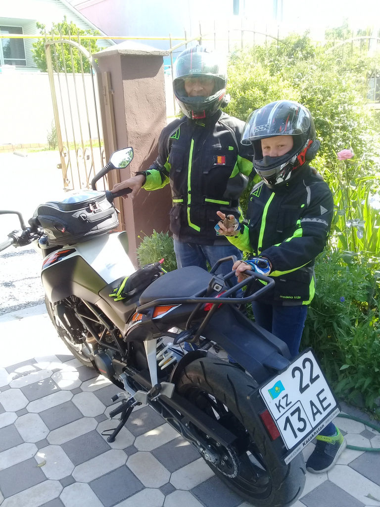 Alain et Daniel moto.jpg Alain et Daniel moto.jpg