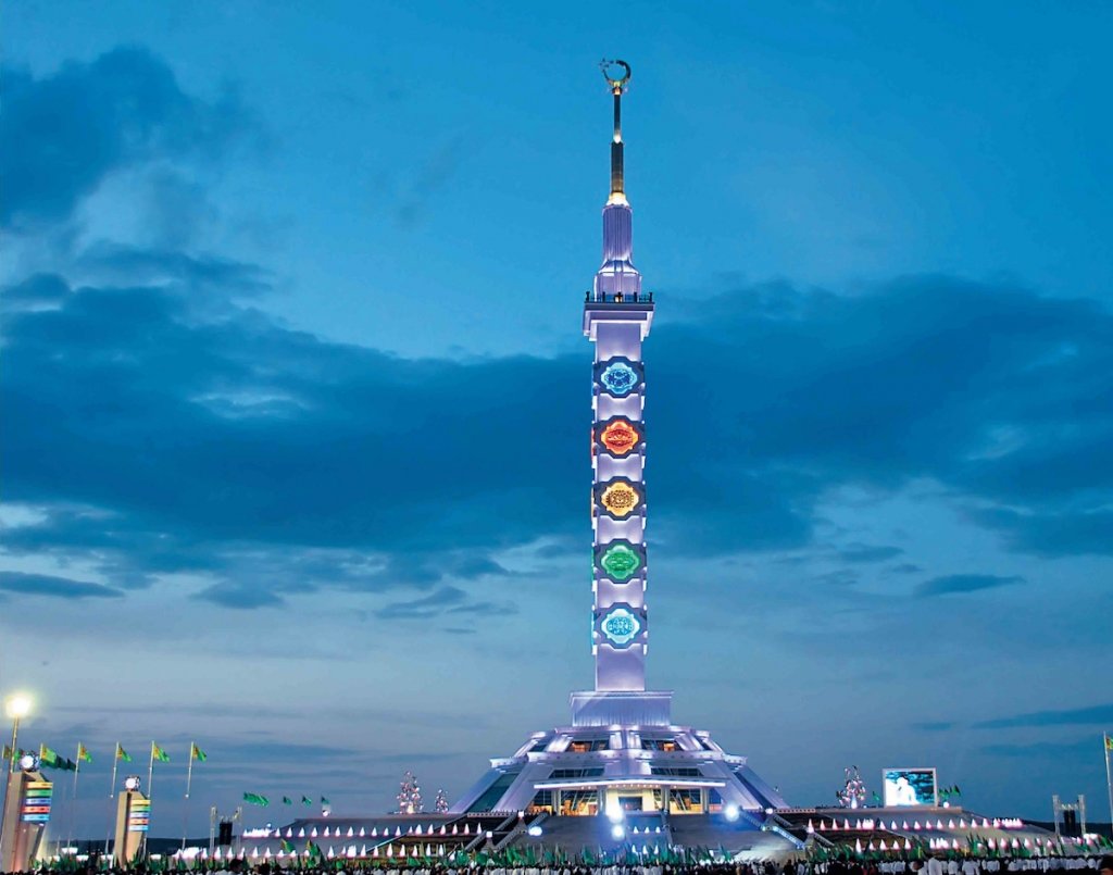 MonumenttotheTurkmenistanConstitution.jpg MonumenttotheTurkmenistanConstitution.jpg