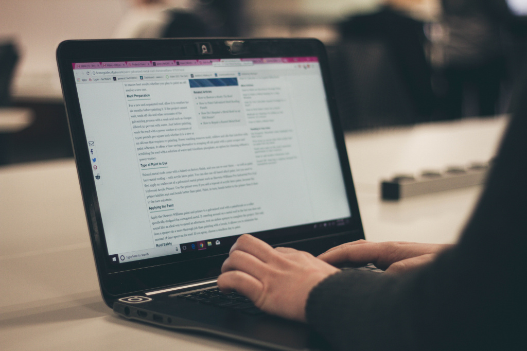 Copywriter kenny-eliason-3GZNPBLImWc-unsplash (1).jpg