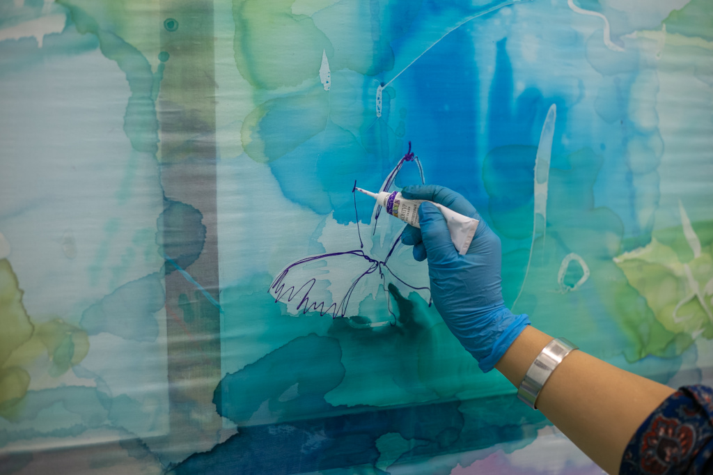 Ткани расписаны вручную в технике батик.jpg Ткани расписаны вручную в технике батик.jpg