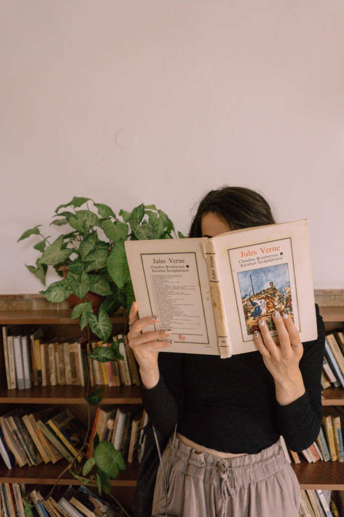 French books andreea-pop-QnGf1q1HVOk-unsplash.jpg