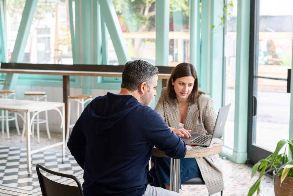 10 популярных курсов в LinkedIn для развития профессиональных навыков linkedin-sales-solutions-i1MXZuHqD2k-unsplash.jpg