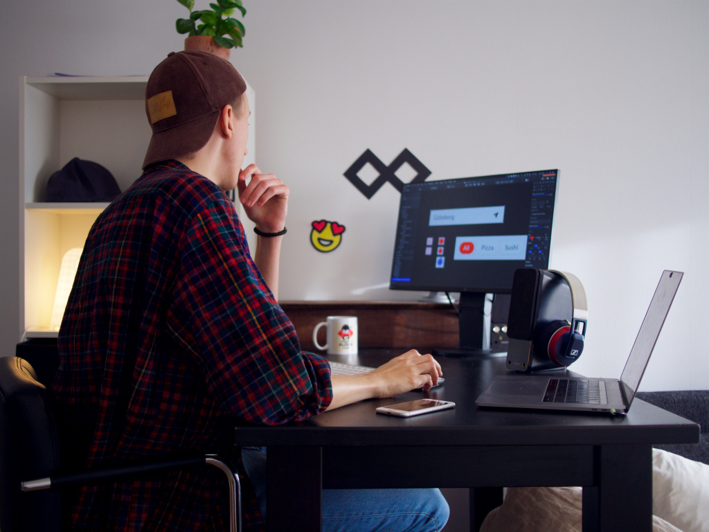 инструменты для работы веб-дизайнеров per-loov-4wOkqiXNP7M-unsplash.jpg