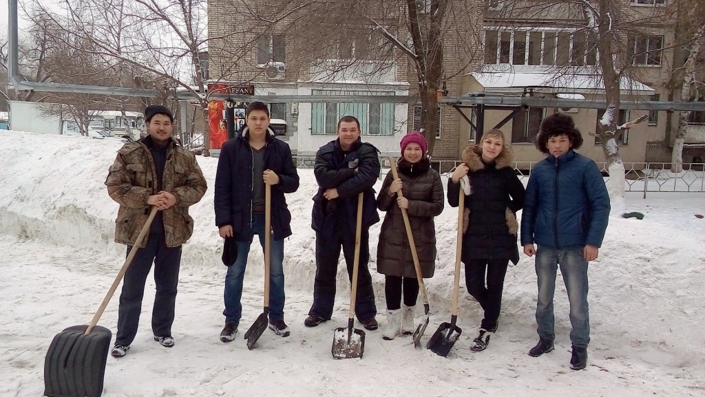 родители делают ледяыную горку для детей.jpg родители делают ледяыную горку для детей.jpg