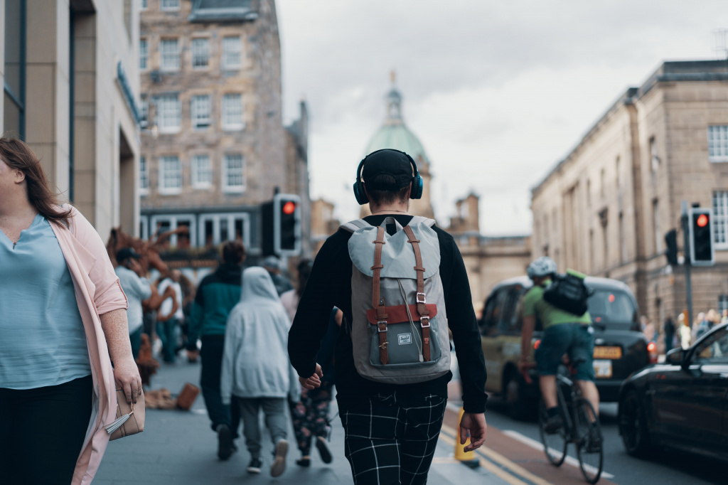 10 подкастов о путешествиях и жизни за рубежом ross-sneddon-G4fPRLboREI-unsplash.jpg
