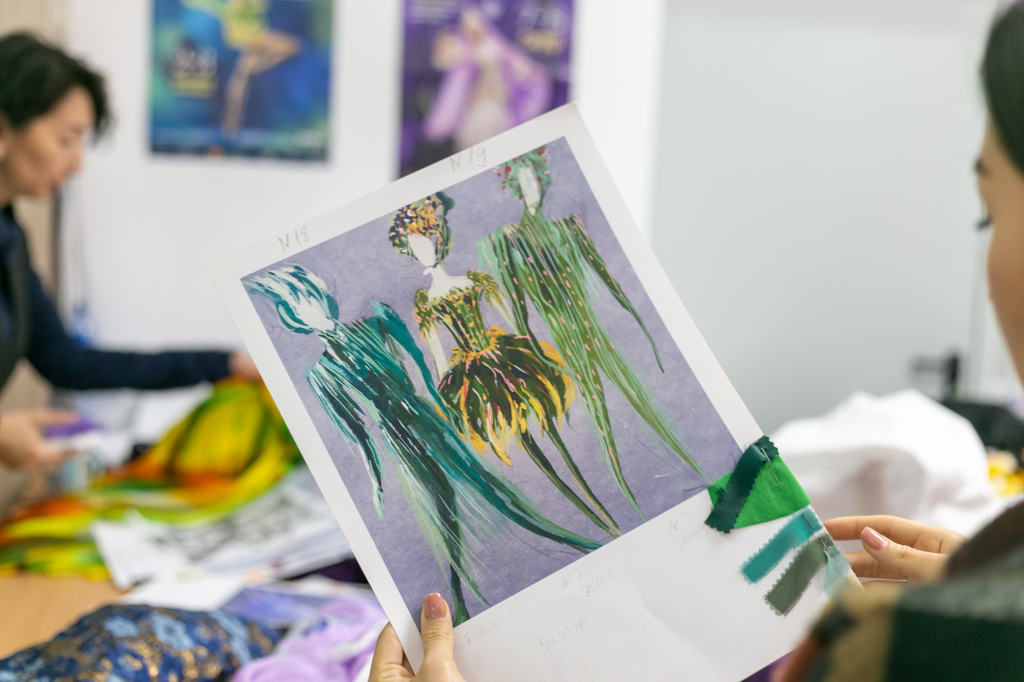 Эскизы костюмов.jpg Эскизы костюмов.jpg