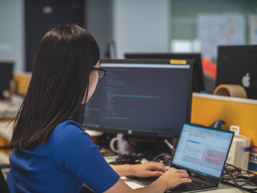 Профессии будущего mimi-thian-5ZnS3wK6sUg-unsplash.jpg