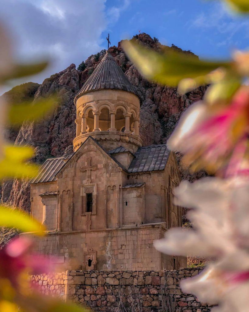 Noravank Monastery.jpg Noravank Monastery.jpg