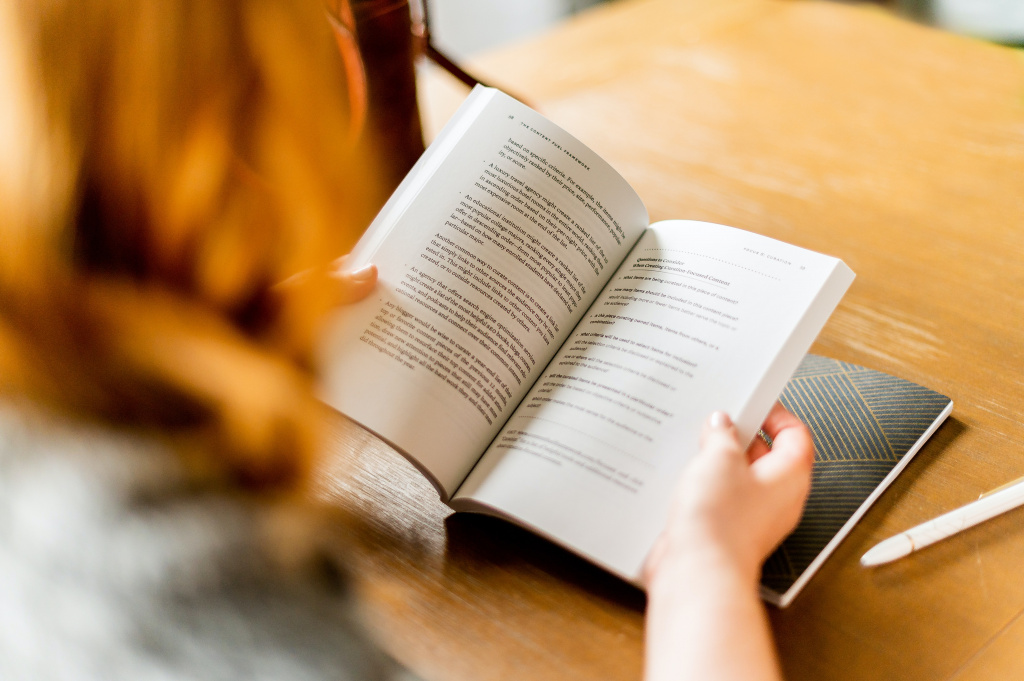 Книги melanie-deziel-QVrBu1MqJYU-unsplash.jpg