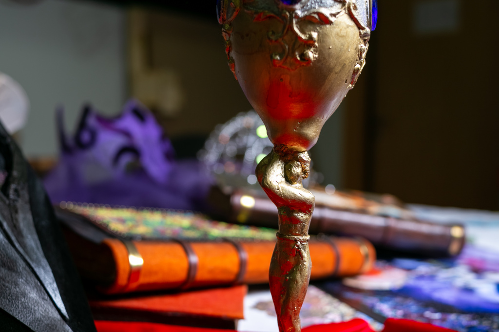 Весь реквизит к балету изготовлен вручную. Этот бокал вылит из стекловолокна.jpg Весь реквизит к балету изготовлен вручную. Этот бокал вылит из стекловолокна.jpg