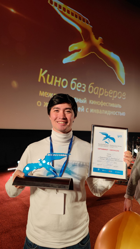 Спортивная драма «Паралимпиец» казахстанского режиссера Алдияра Байракимова взяла Гран-при на XI Международном кинофестивале «Кино без барьеров», который прошел в Москве с 18 по 21 ноября. Главная задача «Кино без барьеров» — разрушить стереотипы о людях с инвалидностью. Фестиваль объединил более 3000 участников из разных стран мира, в том числе из Японии, Бразилии, Аргентины, Испании и Казахстана. В этом году на фестивале было рекордное количество фильмов — всего поступило более 1300 заявок из 70 государств, а зрители смогли посмотреть почти 100 лучших фильмов из 30 стран. Триумф на фестивале «Кино без барьеров» — не первая победа фильма. В октябре «Паралимпиец» удостоился Гран-при XX международного фестиваля спортивного кино Krasnogorski, в котором были представлены 80 документальных, художественных и анимационных работ кинематографистов из 17 стран. Алдияр Байракимов_Кино без барьеров_1.jpg