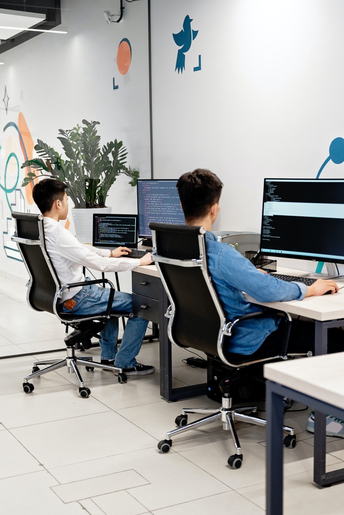 Где учиться разработке сайтов: 5 бесплатных курсов pexels-mikhail-nilov-7988116.jpg