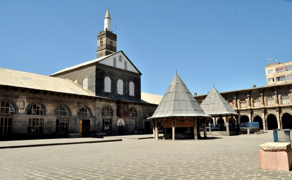 The_Great_Mosque_of_Diyarbakır.jpg The_Great_Mosque_of_Diyarbakır.jpg
