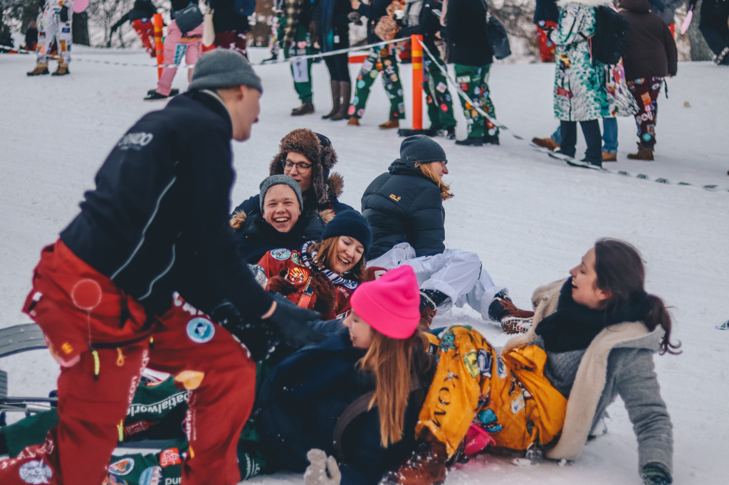 winter fun ethan-hu-Ouhu9FOlJnY-unsplash.jpg