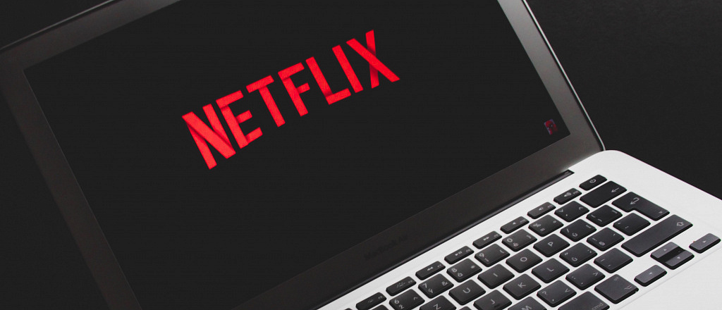 netflix-zaklyuchil-s-adamom-sendlerom-novuyu-sdelku-esche-na-chetyre-fil-ma