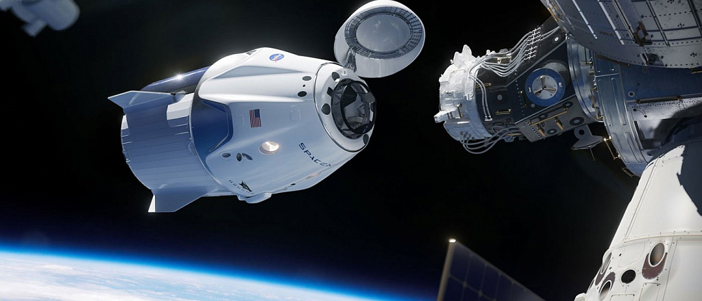 kosmicheskiy-korabl-spacex-nachal-pervoe-vozvraschenie-lyudey-na-zemlyu