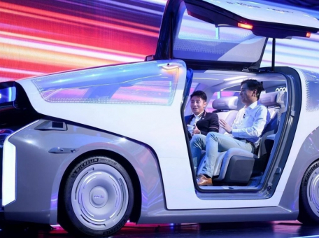 kitayskaya-baidu-predstavila-robomobil-bez-rulya-i-pedaley