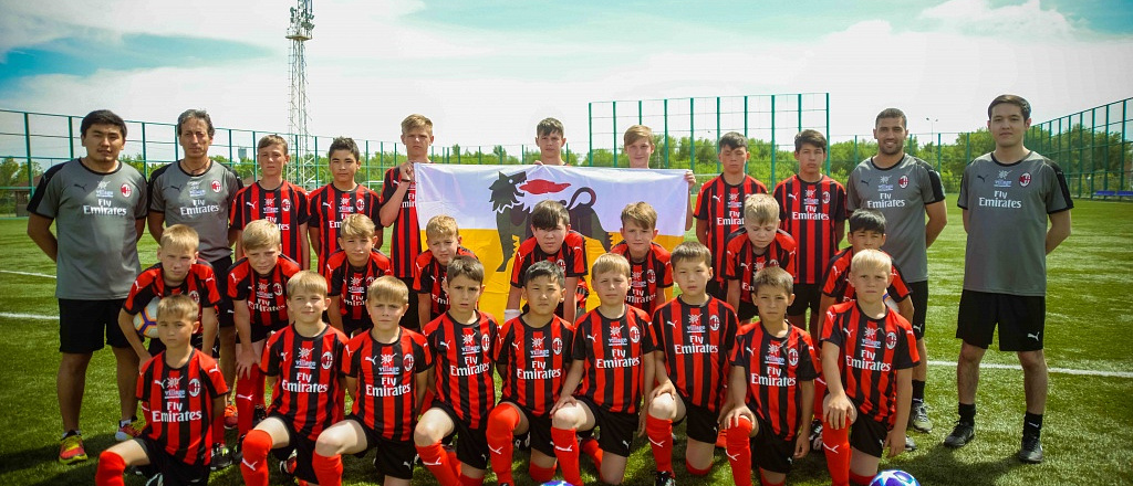 o-futbol-nom-lagere-gde-obuchayut-po-noveyshey-metodologii-akademii-milana