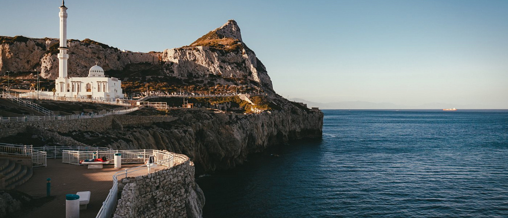 zhitel-aktau-stal-pervym-kazahstancem-pereplyvshim-gibraltar-bez-gidrokostyuma