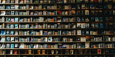 Что читать летом 2026: 10 книг, о которых говорит весь мир