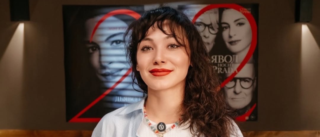 kreativnaya-industriya-kak-karina-kudekova-stala-golosom-endi-saks-v-fil-me-d-yavol-nosit-prada-2