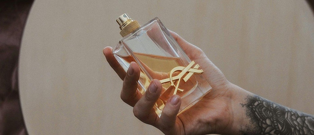 dua-lipa-stala-licom-ysl-beauty