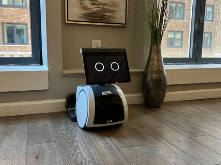 amazon-pokazala-svoego-pervogo-domashnego-robota-astro