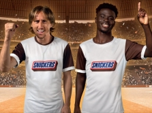 futbolisty-luka-modrich-i-bukayo-saka-zaklyuchili-partnerstvo-so-snickers