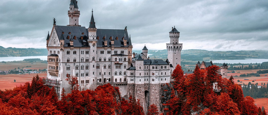 10-samyh-izvestnyh-zamkov-germanii-radi-kotoryh-priezzhayut-turisty