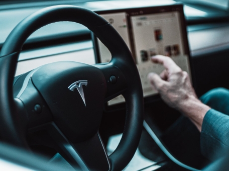 tesla-vnedrila-funkciyu-zaryada-elektromobiley-ot-solnechnyh-batarey