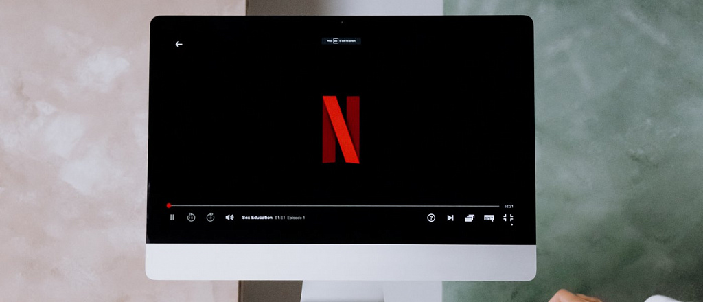 netflix-snimet-serial-nuyu-adaptaciyu-knig-geek-girl