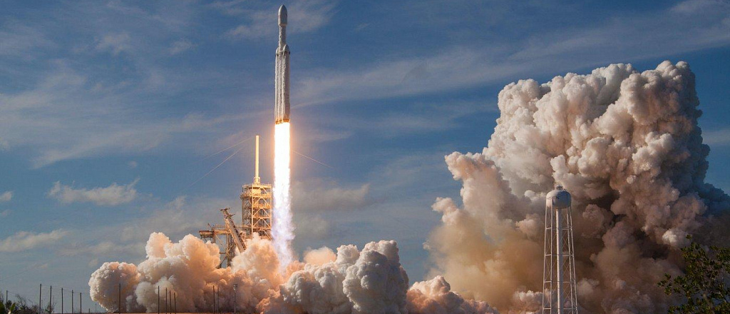 spacex-zapustila-na-orbitu-raketu-falcon-9-s-partiey-sputnikov-starlink