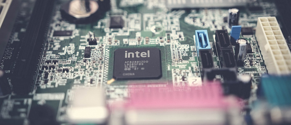 intel-uderzhala-zvanie-samogo-dorogogo-brenda-sredi-proizvoditeley-chipov