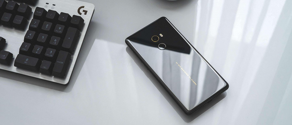 xiaomi-patentuet-smartfon-s-dvumya-ekranami-bez-selfi-kamery