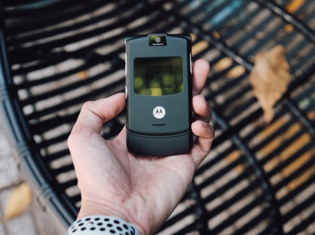 motorola-predstavila-koncept-gnuschegosya-smartfona