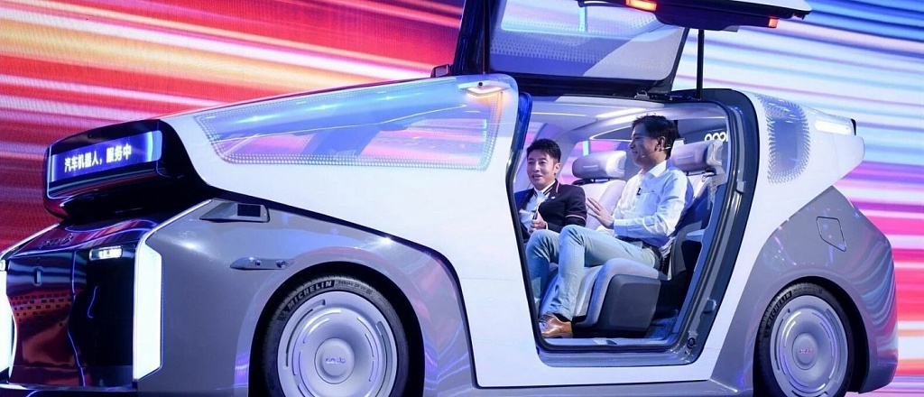 kitayskaya-baidu-predstavila-robomobil-bez-rulya-i-pedaley