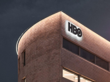 strimingovyy-servis-hbo-max-pokazal-treyler-fil-ma-realiti-s-sidni-suini