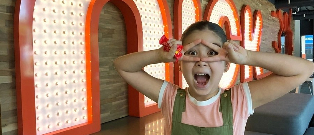 10-letnyuyu-sofi-manasyan-iz-almaty-priglasili-v-shou-na-nickelodeon