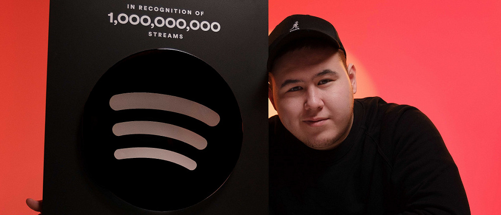 spotify-vruchil-imanbeku-nagradu-za-milliard-proslushivaniy-roses-ranee-ee-poluchali-dreyk-i-adel