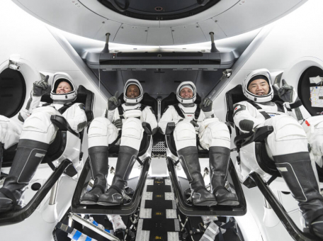 korabl-spacex-s-polnost-yu-grazhdanskim-ekipazhem-uspeshno-vernulsya-na-zemlyu