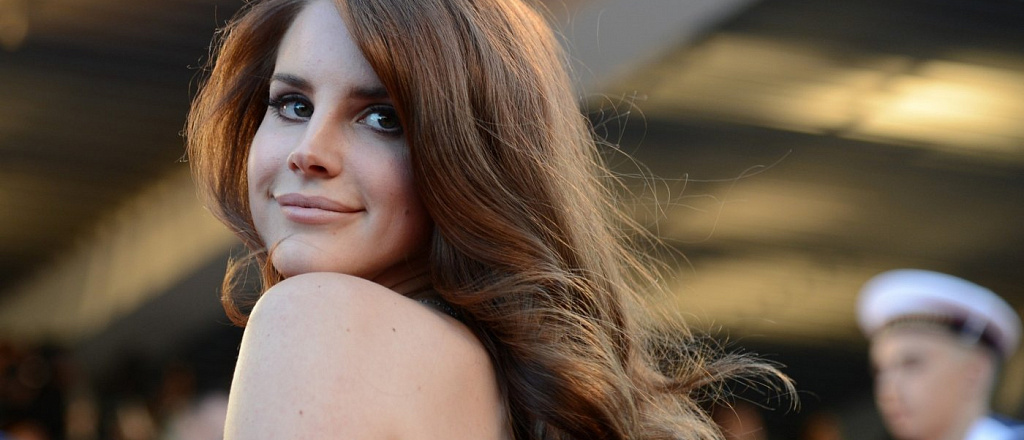 lana-del-rey-vypustit-al-bom-svobodnoy-poezii-v-nachale-sleduyuschego-goda