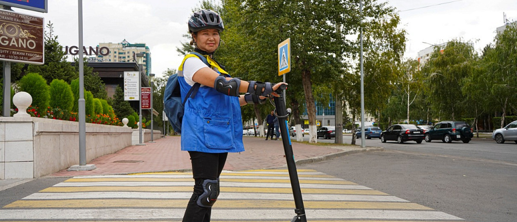 pilotnyy-proekt-ot-kazpochty-elektrosamokaty-dlya-pochtal-onov