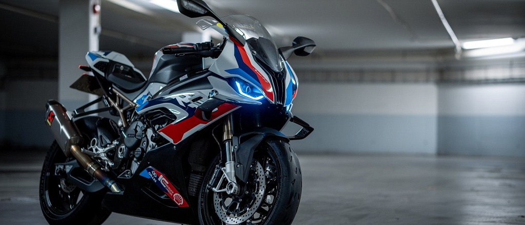 bmw-vypustila-solncezaschitnye-ochki-dopolnennoy-real-nosti-dlya-motociklistov